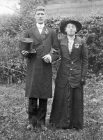 Johannes Hitters en Pieternella Proost, waarschijnlijk op hun trouwdag in 1914